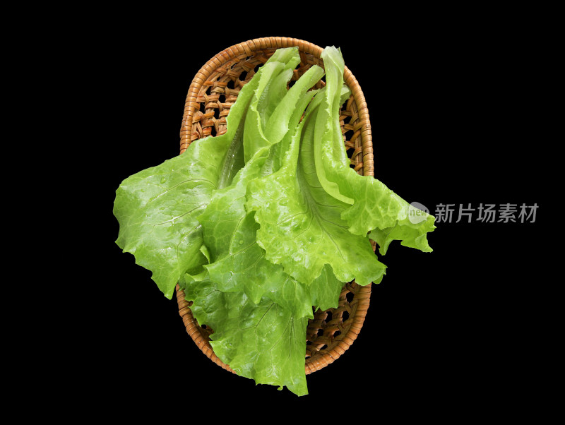 黑色背景上一篮子的新鲜绿色蔬菜生菜