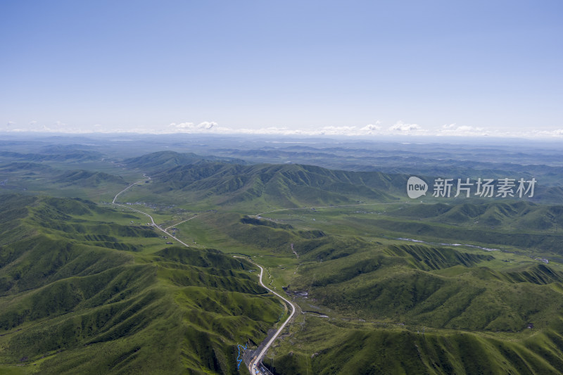 广袤无垠的若尔盖大草原中的国道公路