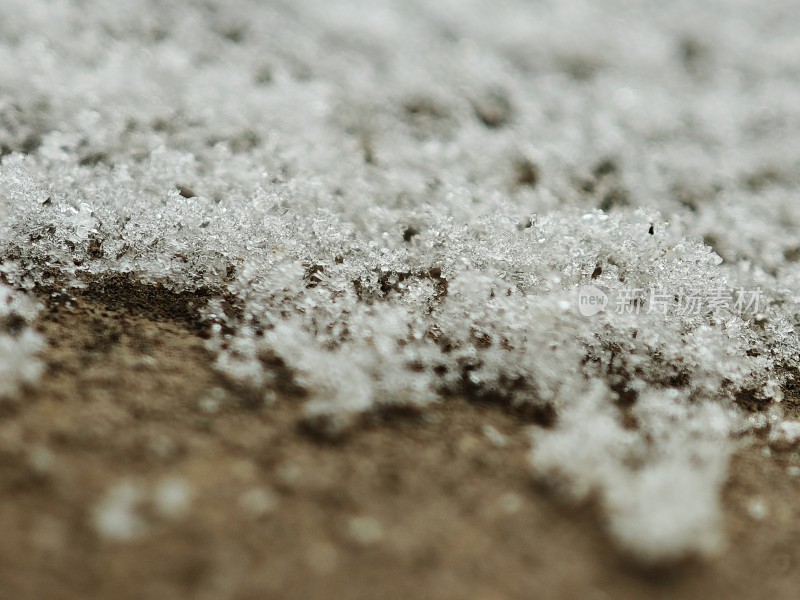 地面上晶莹剔透的雪花微距特写