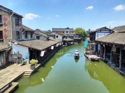 江南水乡河道与民居景象