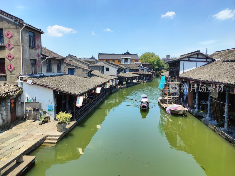 江南水乡河道与民居景象