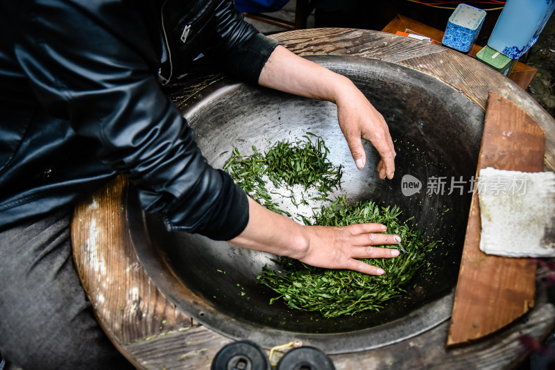 传统制茶锅中手工炒茶