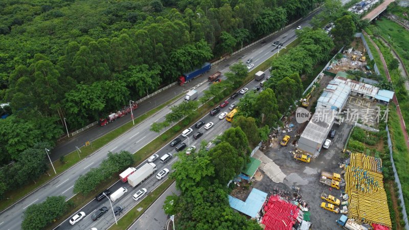 广东东莞：航拍道路上的塞车现象