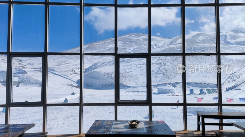 大海草山雪山风景