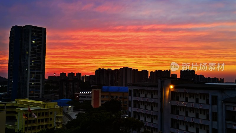 城市黄昏时的绚烂晚霞景观