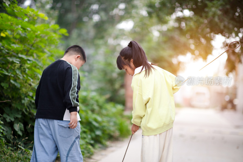 街头巷尾的孩子在玩耍