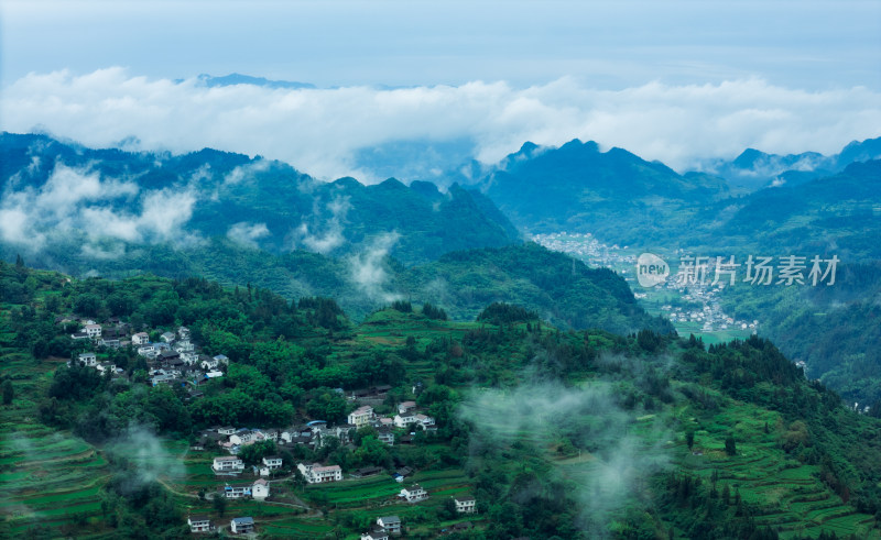 云雾缭绕的大山村庄