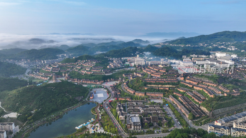 4k航拍晴隆阿妹戚托小镇 云雾缭绕小镇