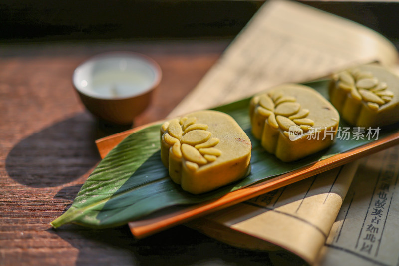 桌子上的月饼与茶