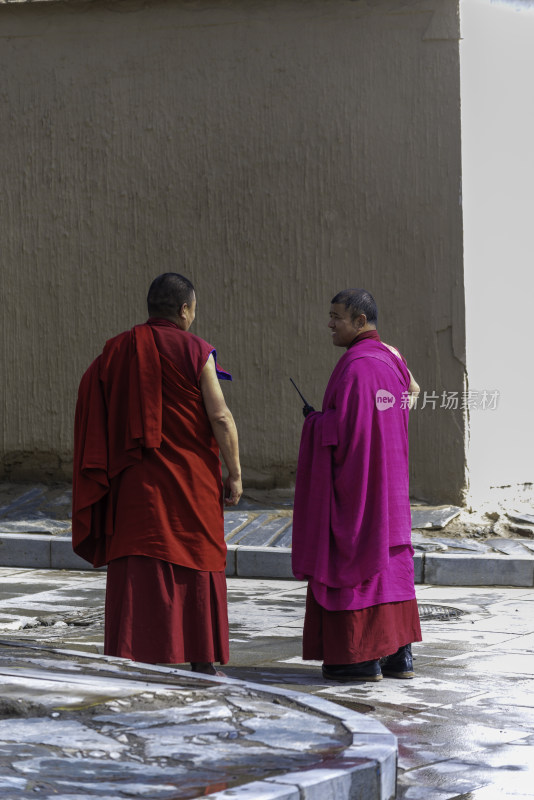 身着僧袍的两位僧人正在交谈