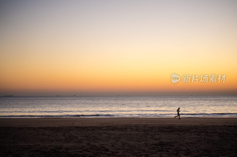 海边沙滩人物奔跑日落景象
