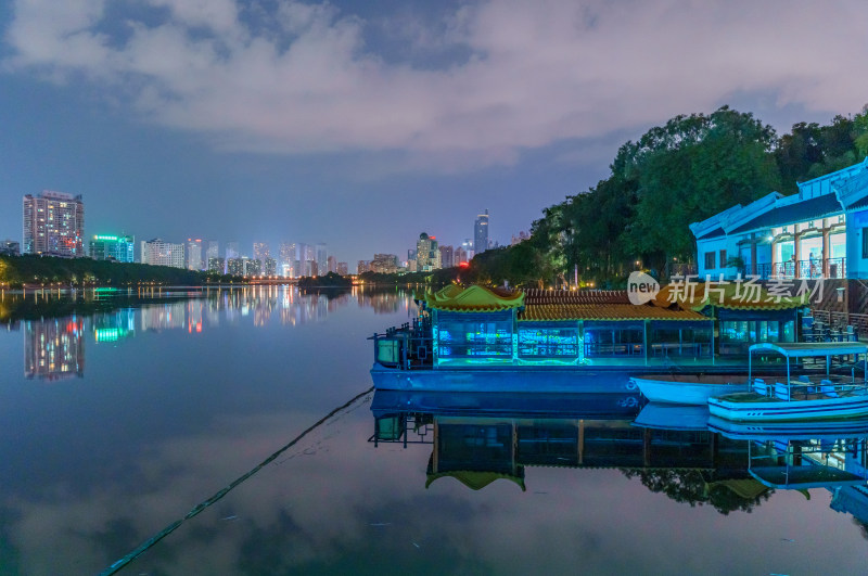 南宁南湖公园码头与城市摩天大楼夜景灯光