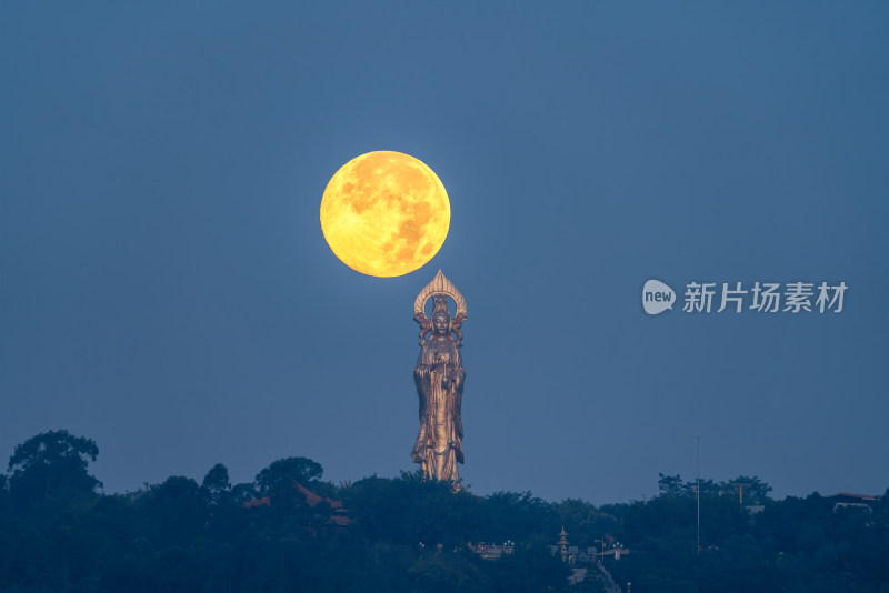 广州海鸥岛月光下的观音像古塔与圆月奇景