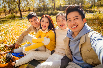 青年男女在户外郊游