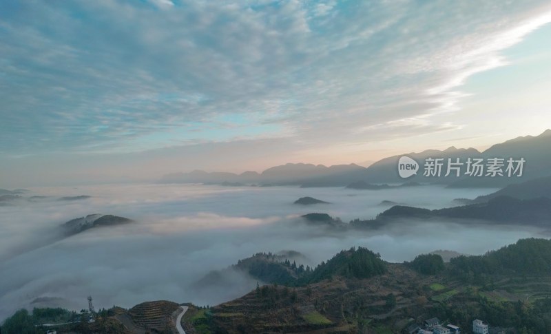 重庆酉阳：雾漫青山白茫茫