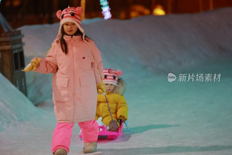 冬日小女孩雪地玩耍