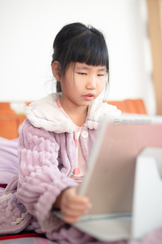 小孩子的休闲娱乐看ipad