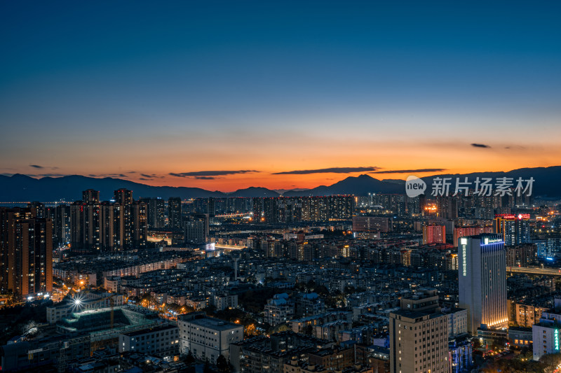 昆明城市暮色下的密集建筑群全景