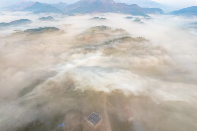 清晨迷雾山川乡村航拍图