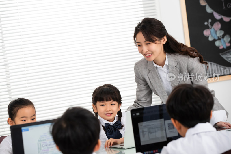 老师给小学生上课