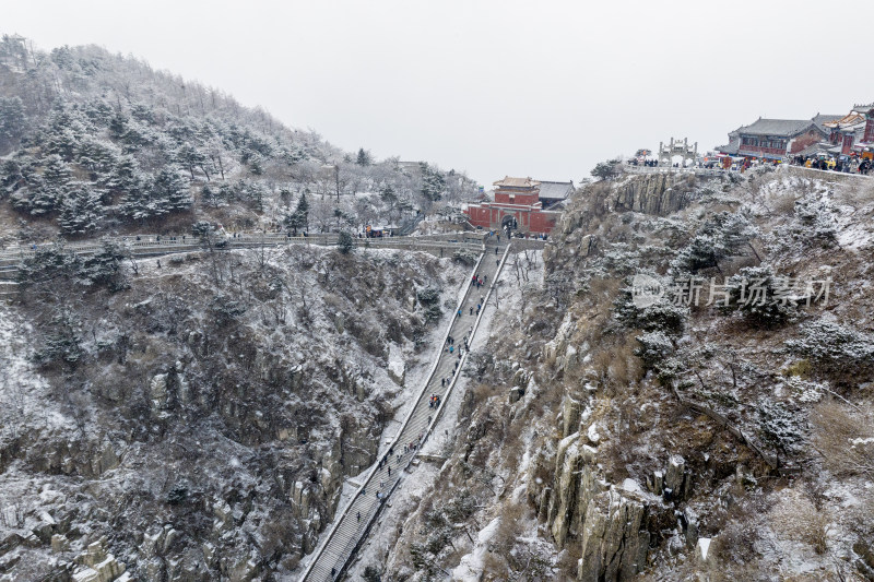 雪后泰山，银装素裹