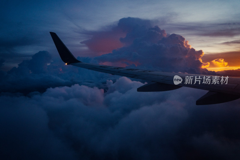 飞机窗户外的黄昏晚霞景象