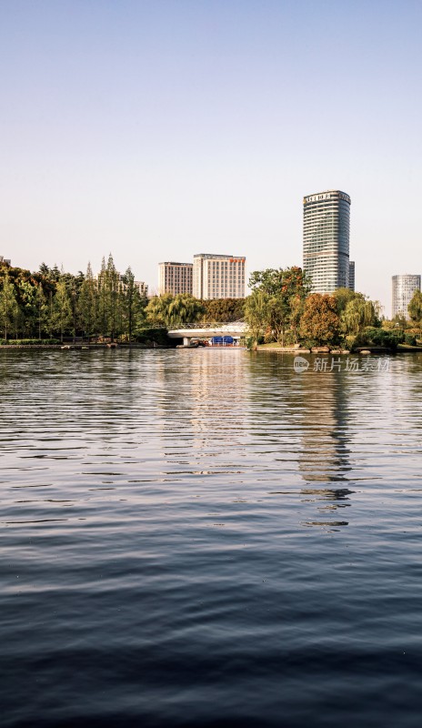 城市湖边现代建筑风景