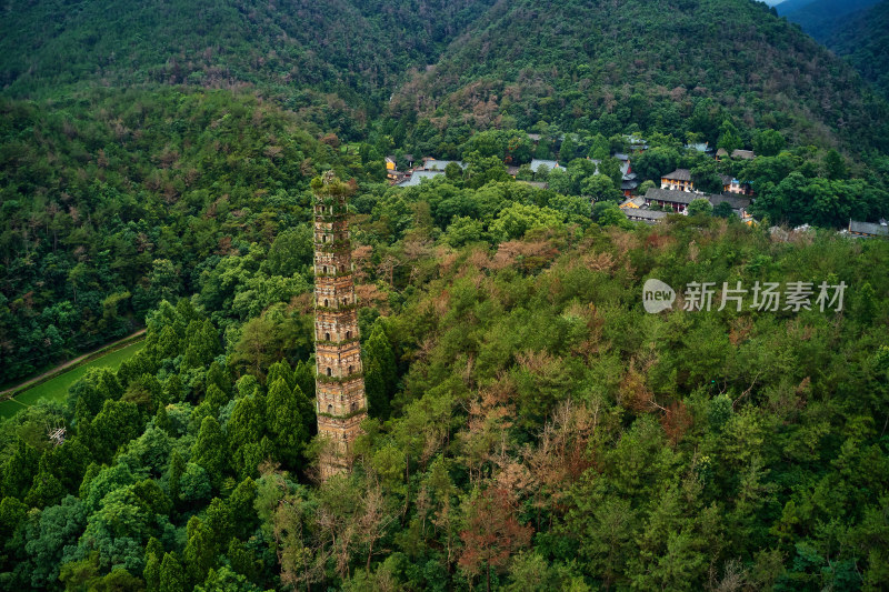 群山环绕的古塔