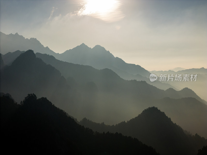 南阳老界岭伏牛山群山日出