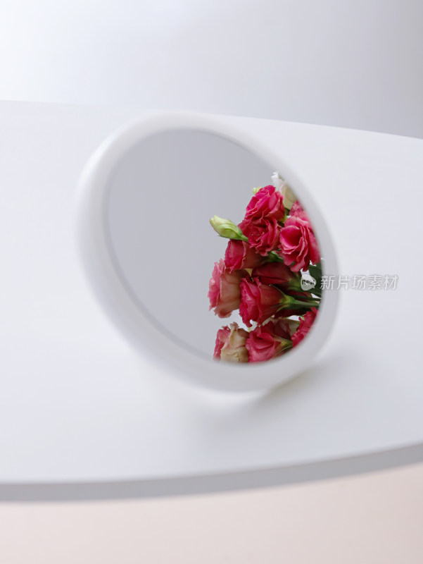 白色桌面镜子中的鲜花花簇