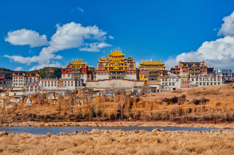 云南迪庆香格里拉松赞林寺景区湖泊草地秋景