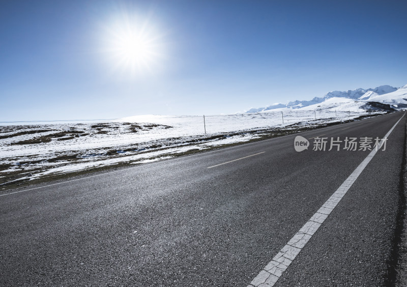 雪山旁的公路风景