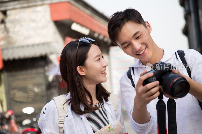 青年情侣旅游照相