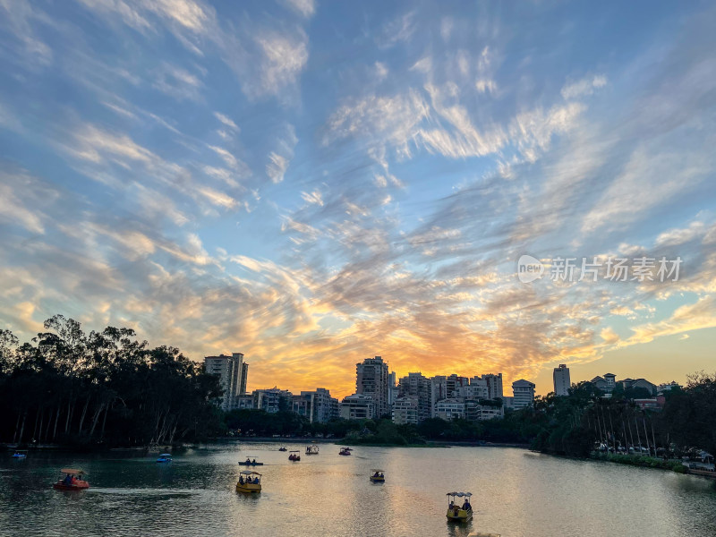 湖面上小船悠悠的城市黄昏风景