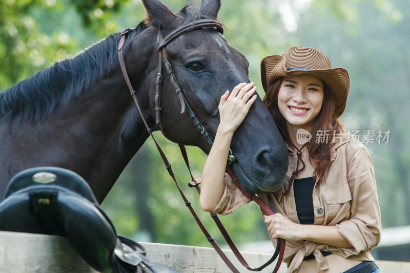 户外搂着马的快乐青年女人