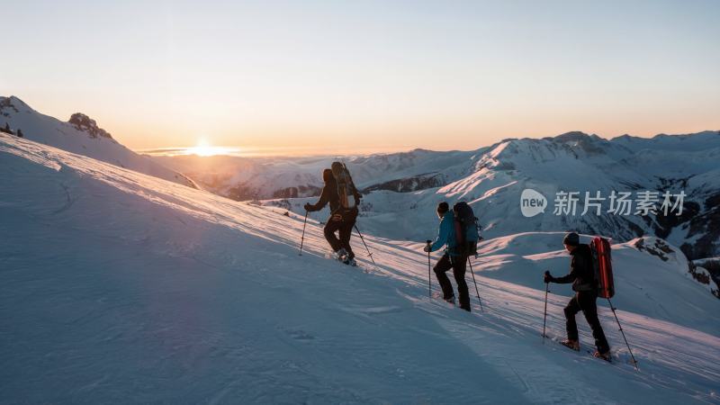 登山者攀登雪山高峰的壮观景象