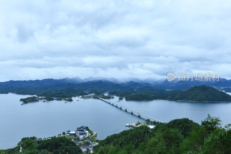 天屿山顶俯视千岛湖大桥，千岛湖自然风光