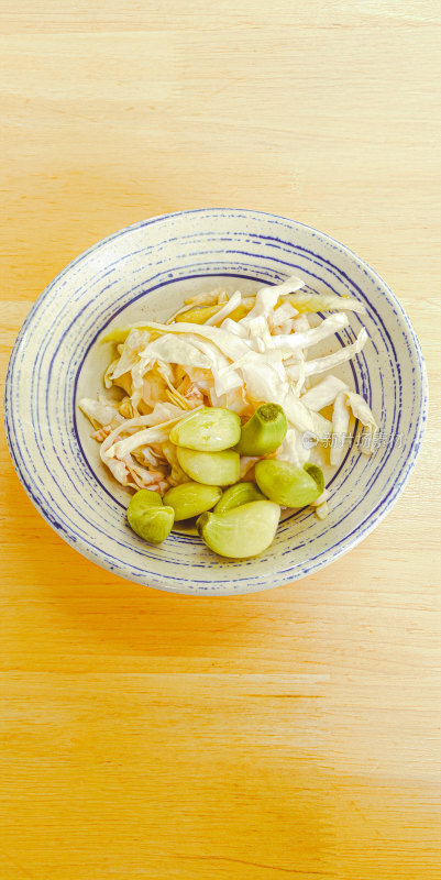 盘子里的泡菜