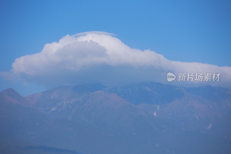 蓝天白云下的连绵山脉苍山洱海壮丽景象