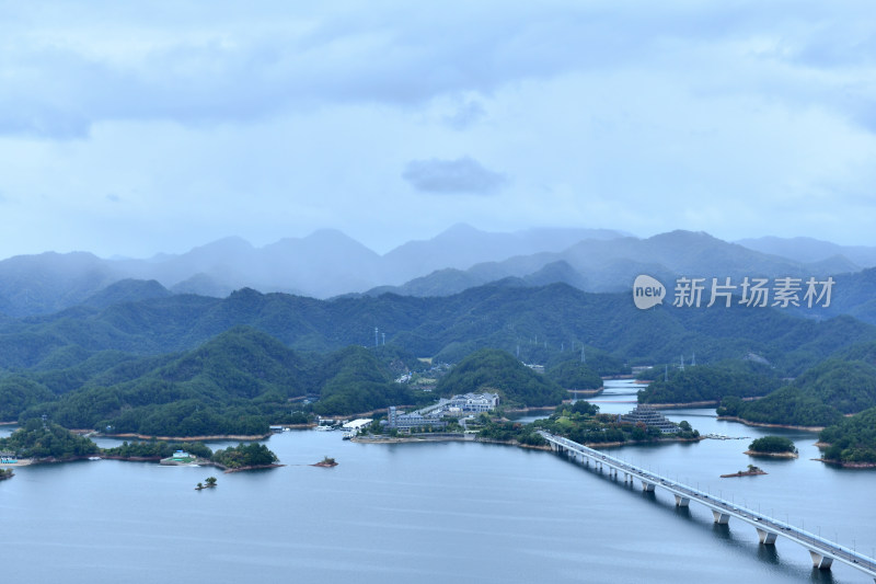 天屿山顶俯视千岛湖大桥，千岛湖自然风光