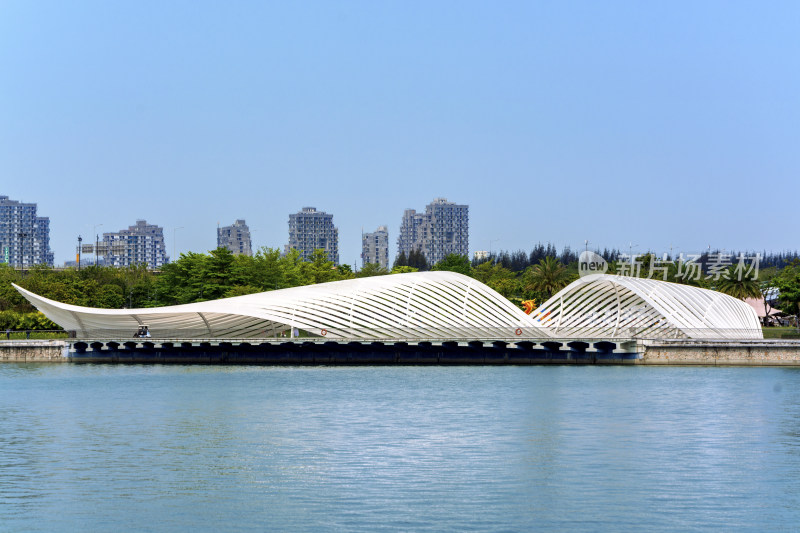 欢乐港湾水边独特造型的白色建筑