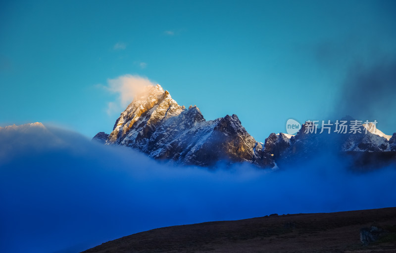 西藏珠峰东坡雪山背景自然风景