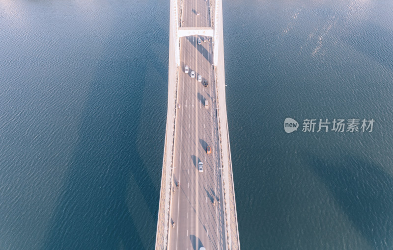 俯瞰斜拉桥路面车流-广西柳州壶西大桥