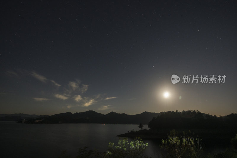 星空下的湖泊与山峦夜景