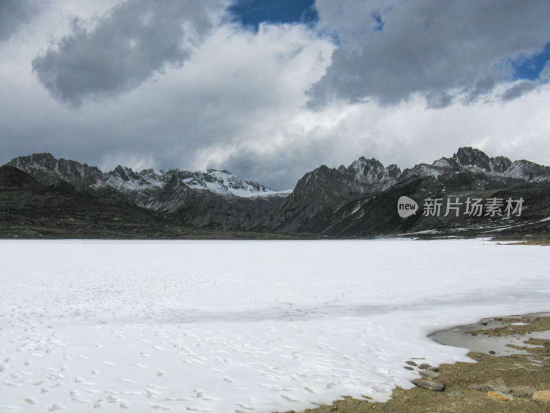 318川藏公路边的海子山与积雪湖泊