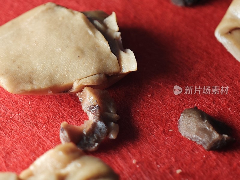 散落的块状豆干食物特写