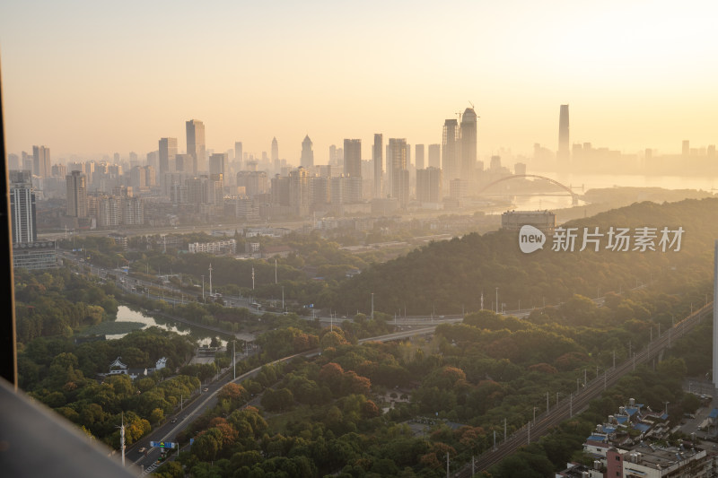 湖北武汉城市清晨晨雾