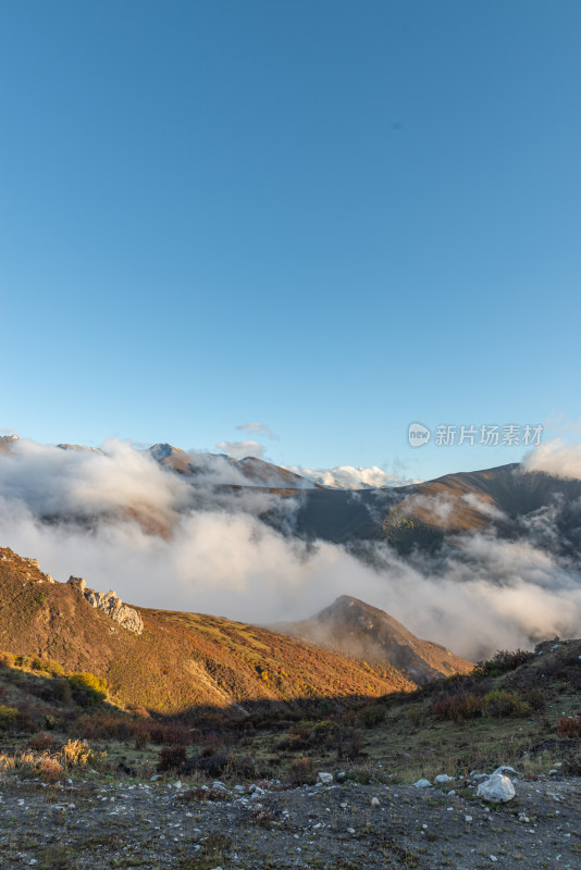 白雪皑皑云雾缭绕的群山在天空中