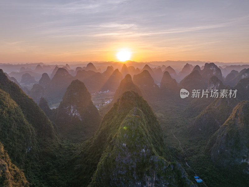 日出时分的壮美群山景色