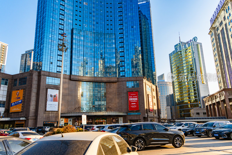 沈阳北站建筑群城市街道车辆穿行的繁忙景象